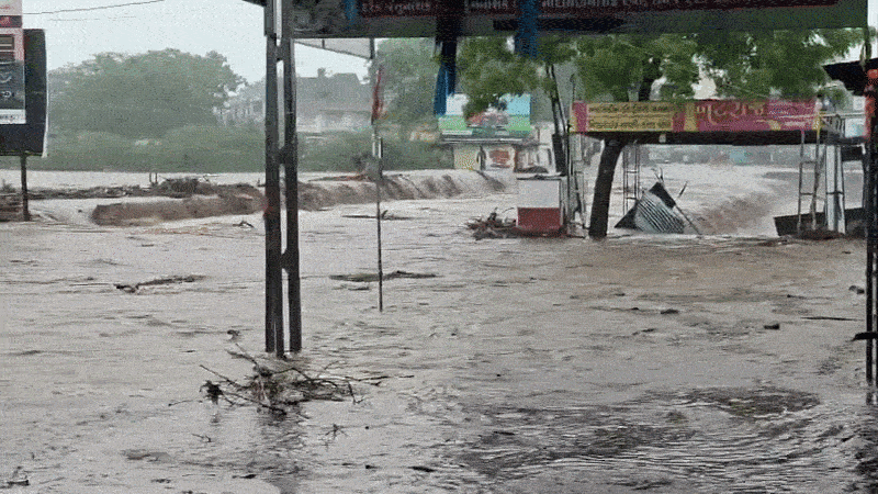 अहमदाबाद: गुजरात में भारी बारिश का कहर, सरदार सरोवर बांध 65% भरा, 777 लोगों का सुरक्षित स्थानों पर कराया गया रेस्क्यू