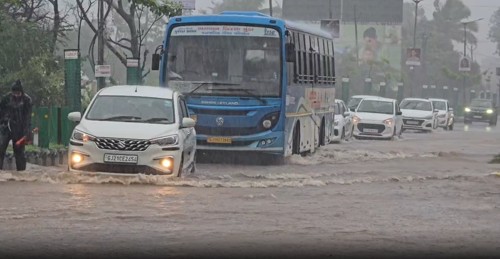 वलसाड में बारिश से बाढ़ जैसे हालात: औरंगा नदी खतरे के निशान से ऊपर, NDRF तैनात; NH-48 समेत कई सड़कें बंद