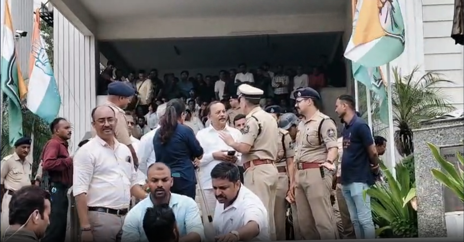 अहमदाबाद में कांग्रेस कार्यालय के बाहर भाजपा का विरोध प्रदर्शन, पालडी इलाके में कड़ी पुलिस सुरक्षा