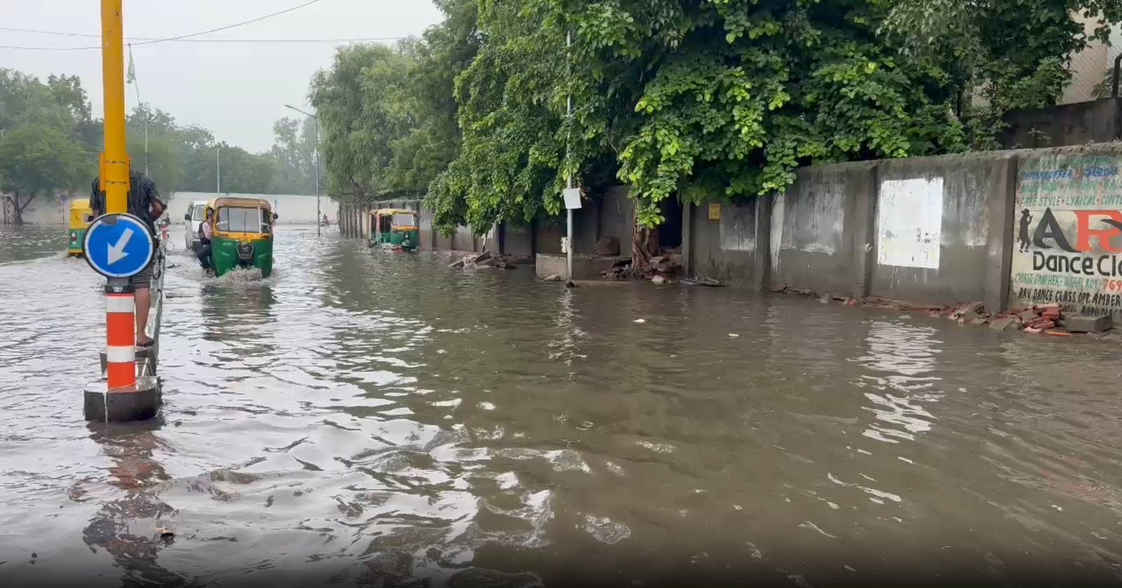 अहमदाबाद में दो घंटे में झमाझम बारिश, कई इलाकों में जलभराव; थलतेज में सबसे अधिक वर्षा दर्ज