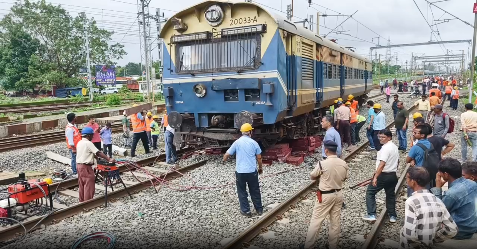 वलसाड में बड़ा रेल हादसा टला: भिलाड स्टेशन पर विरार-भरूच MEMU ट्रेन का इंजन पटरी से उतरा, कई ट्रेनें प्रभावित