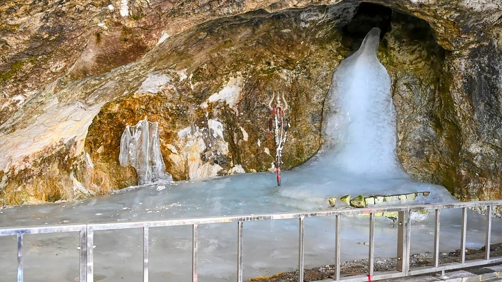 अमरनाथ का शिवलिंग पूरी तरह पिघला, श्रद्धालुओं में चिंता; अब केवल पवित्र गुफा के हो रहे दर्शन
