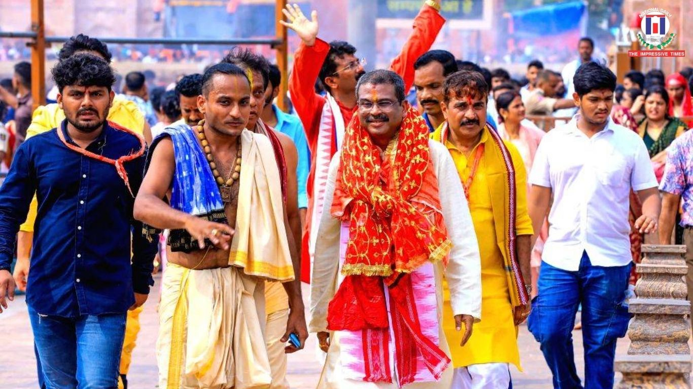 रथयात्रा से पहले पुरी पहुंचे केंद्रीय मंत्री धर्मेंद्र प्रधान, जगन्नाथ मंदिर में किए दर्शन, शंकराचार्य से लिया आशीर्वाद