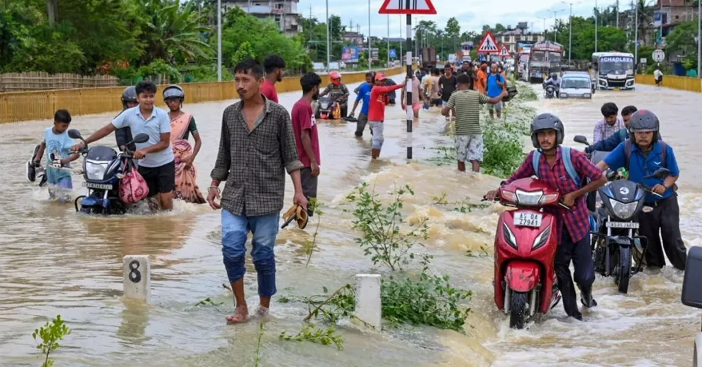 असम में बाढ़ से हालात गंभीर: 24 घंटे में 21 लोगों की मौत, 5.64 लाख से अधिक लोग प्रभावित